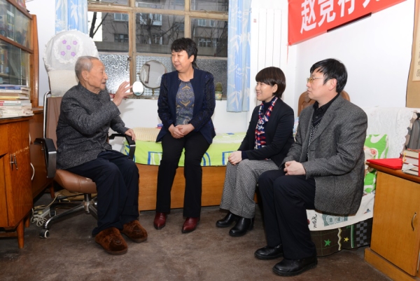白菜官网举行捐赠图书仪式——99岁退休教师赵竞存先生捐赠图书