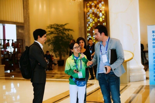 白菜官网志愿者助力第十届中国—拉美企业家高峰会
