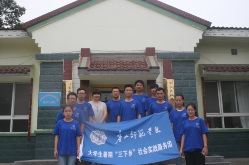 白菜官网学生帮扶组助力石门子村面貌改造提升