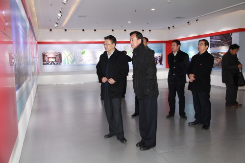 心系母校师生 情系母校发展—中纪委委员、内蒙古自治区党委原常委、纪委原书记张力同志向白菜官网捐赠藏书