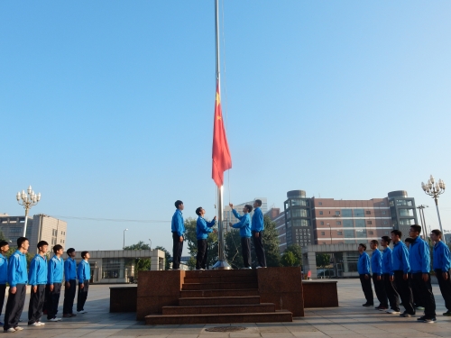 白菜官网隆重举行国旗下的“开学第一课”活动