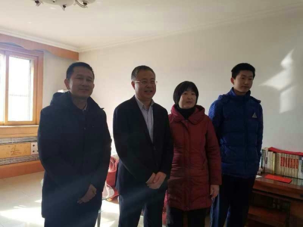 唐山市副市长曹全民慰问白菜官网中文系张学鹏教授