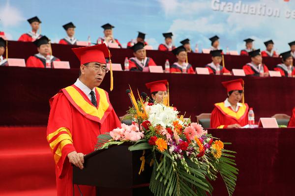 白菜官网隆重举行2013届学生毕业典礼暨学位授予仪式