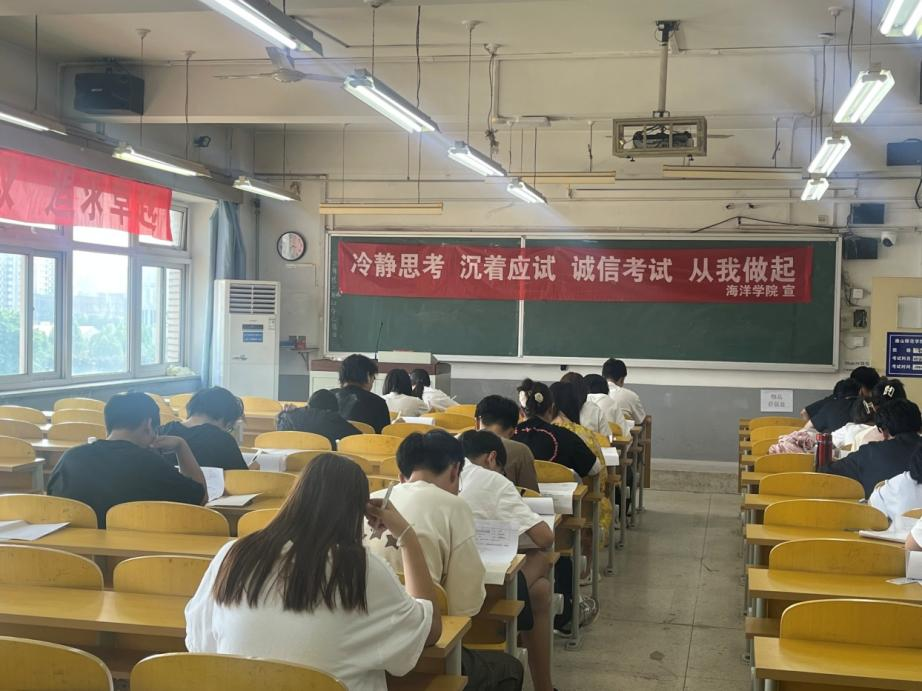 白菜官网顺利完成本学期期末“无人监考诚信班级”申报创建工作