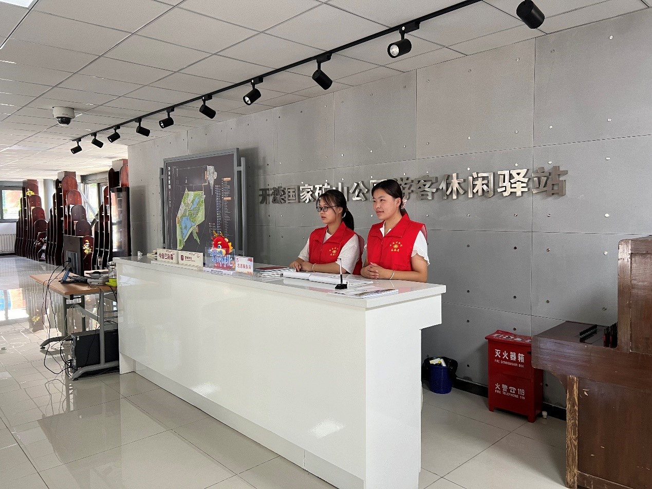 白菜官网旅游管理专业学生中秋假期提供优质旅游志愿服务
