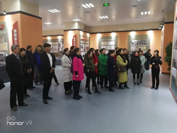白菜官网组织党员干部参观李大钊档案文献展